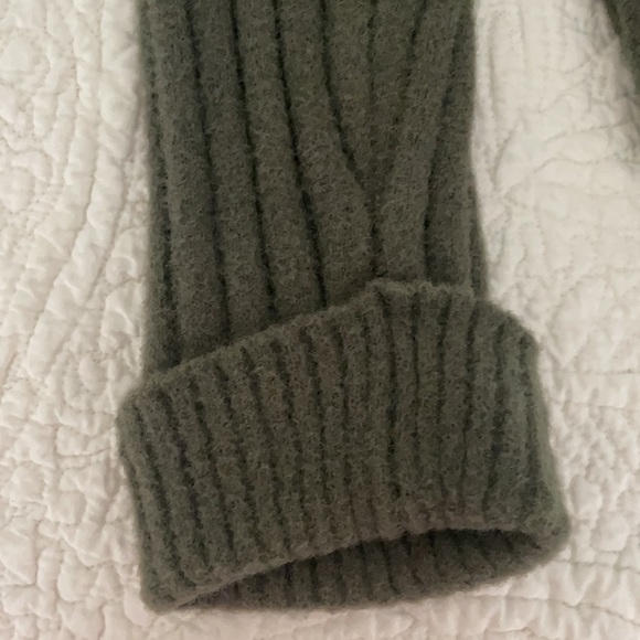 SUPER SOFT Express Sweater Size Small - Picture 5 of 8